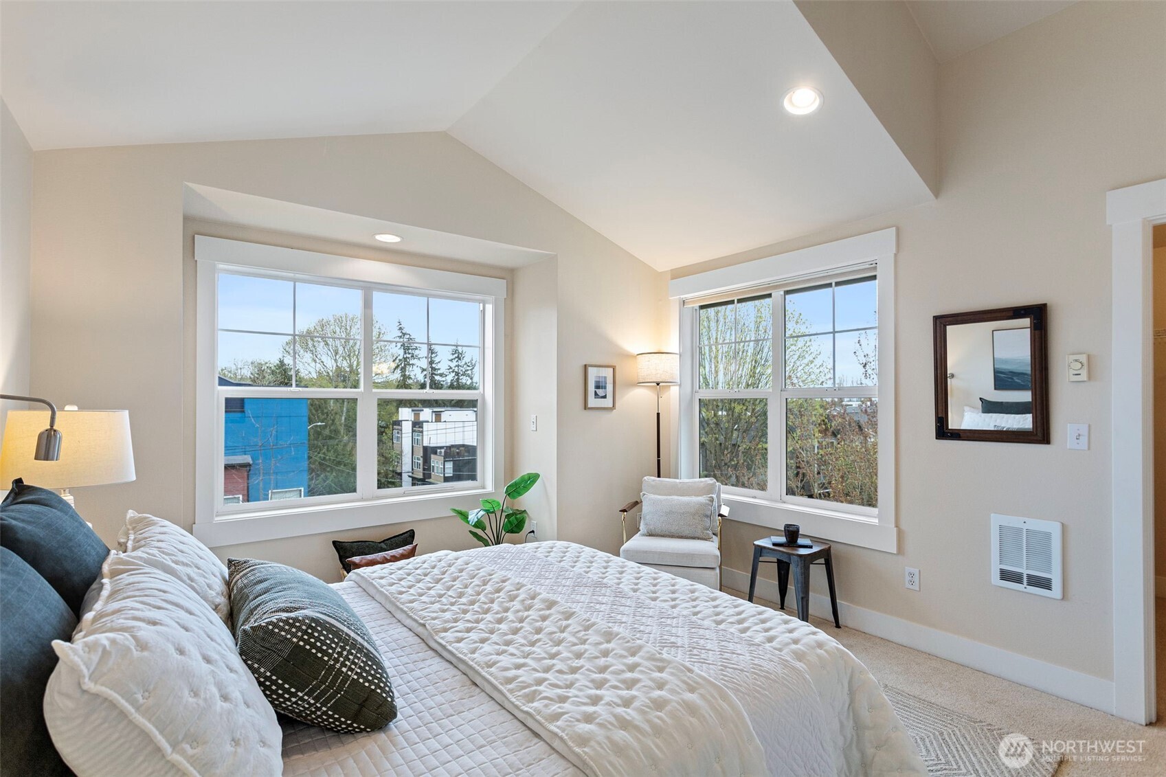 9501 Interlake Avenue North Seattle, WA 98103 - Photo 18 of 36