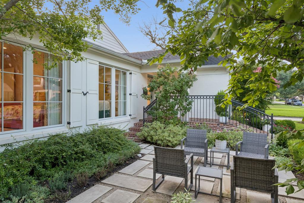 8111 Chadbourne Road Dallas, TX 75209 - Photo 3 of 33
