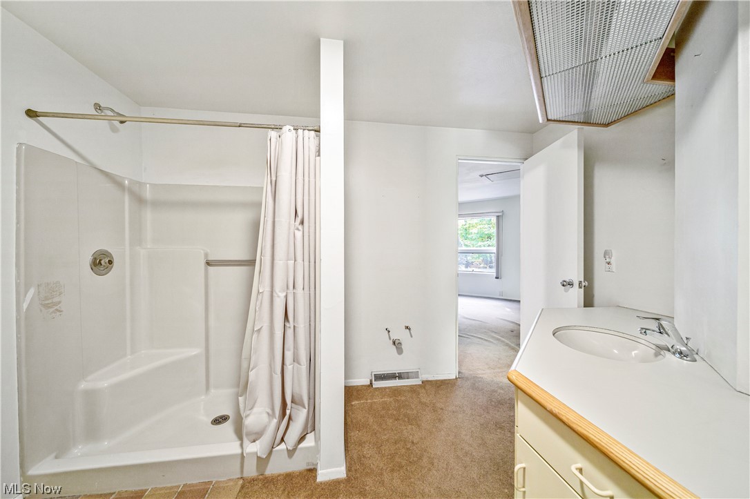 10001 Pinecrest Road Painesville, OH 44077 - Photo 16 of 28 Shared Hall Bathroom