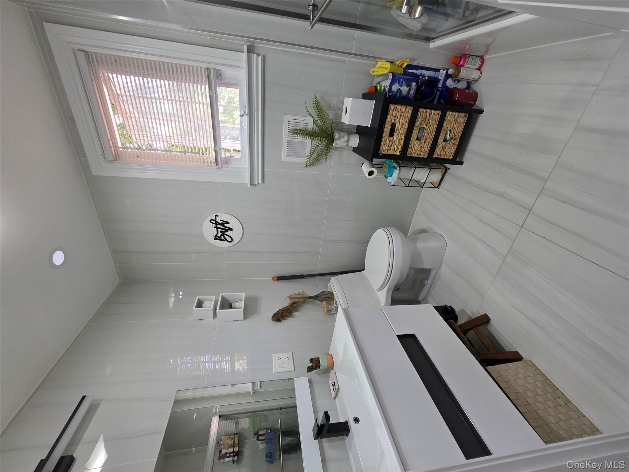 20 North Ravine Road Kings Point, NY 11023 - Photo 45 of 49 a room with a bed and a window