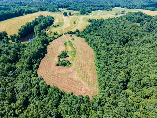 a view of a houses with a yard