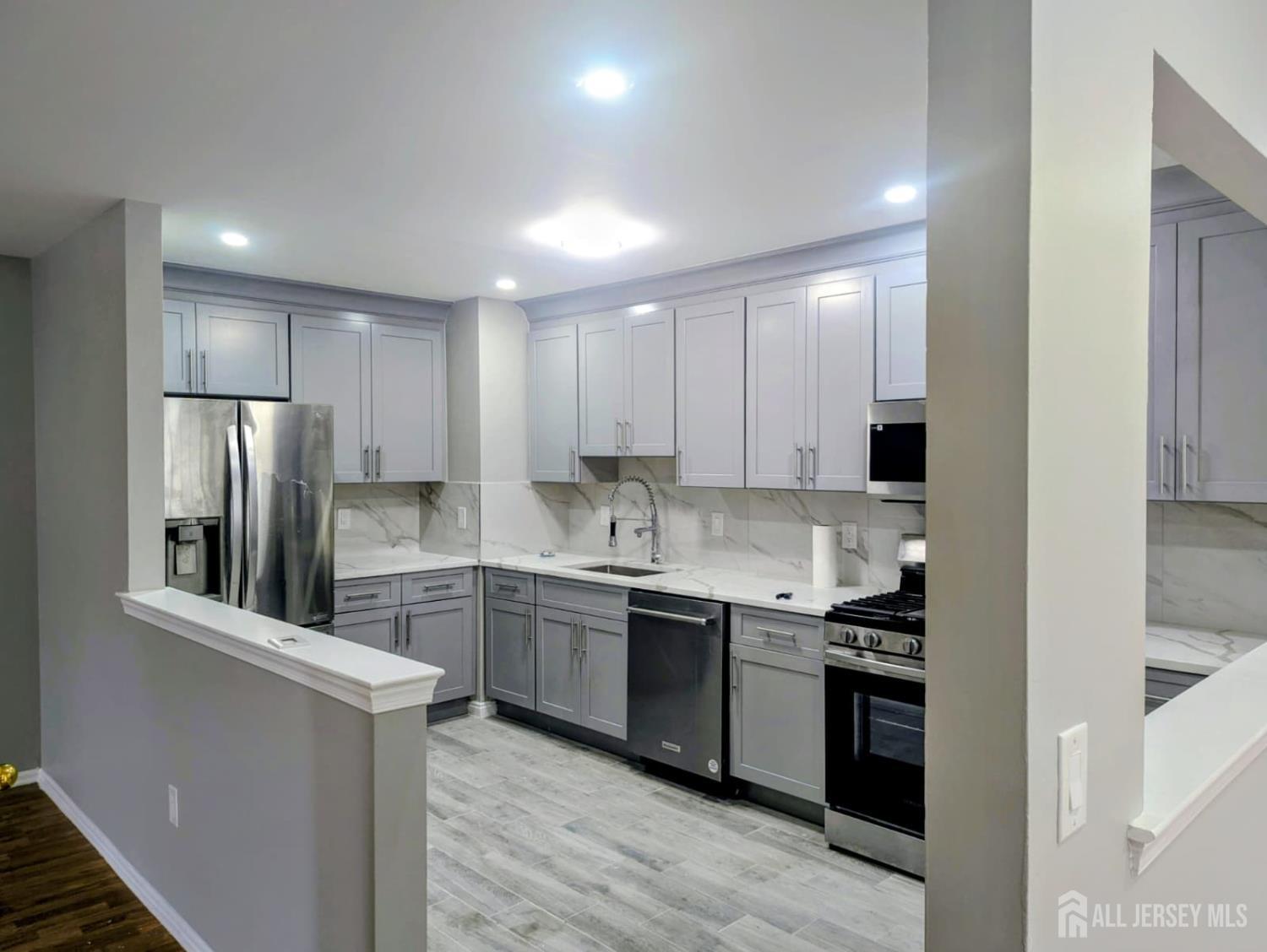 259 Retta Court Piscataway, NJ 08854 - Photo 4 of 21