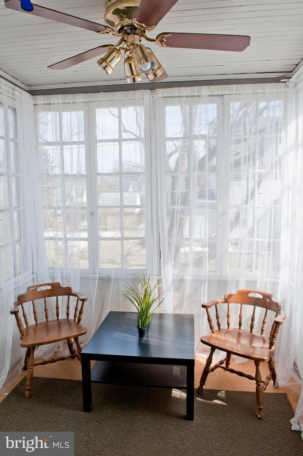 6105 York Road Baltimore, MD 21212 - Photo 14 of 24 a living room with furniture and a window