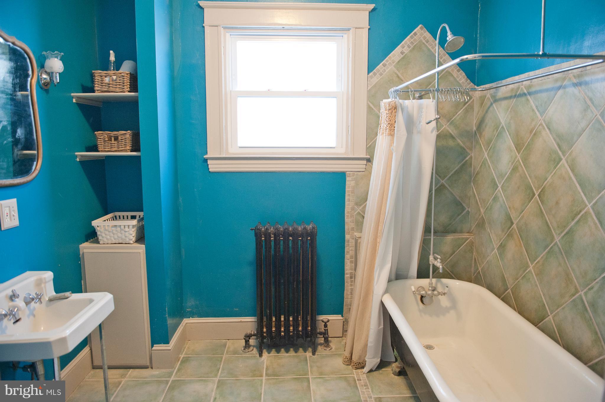 6105 York Road Baltimore, MD 21212 - Photo 15 of 24 a bathroom with a tub sink and toilet