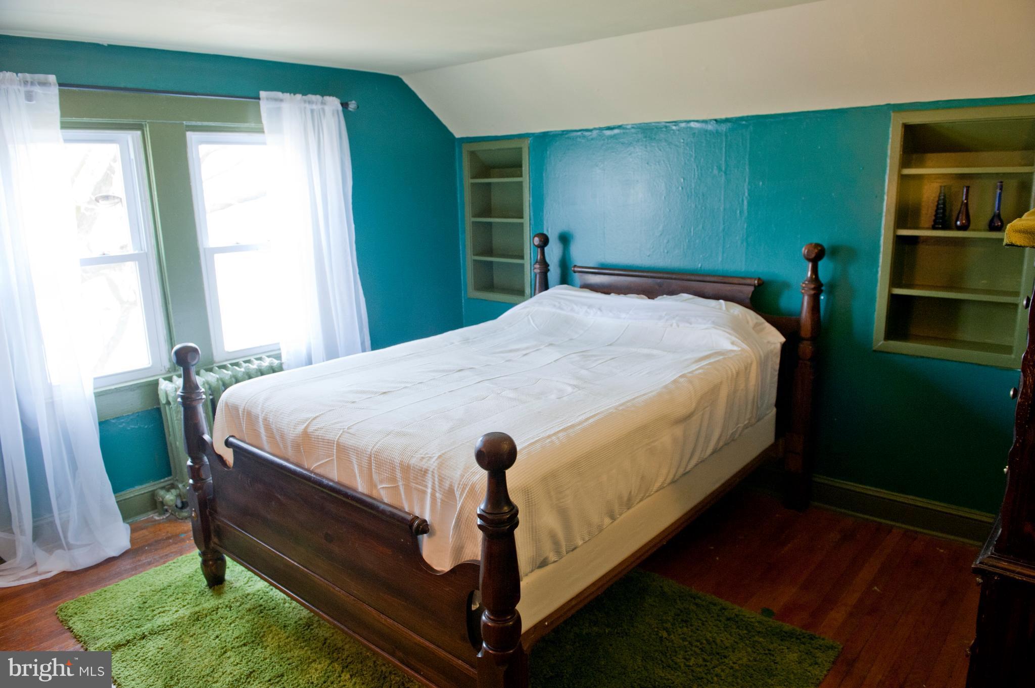 6105 York Road Baltimore, MD 21212 - Photo 16 of 24 a bed sitting in a bedroom next to a window