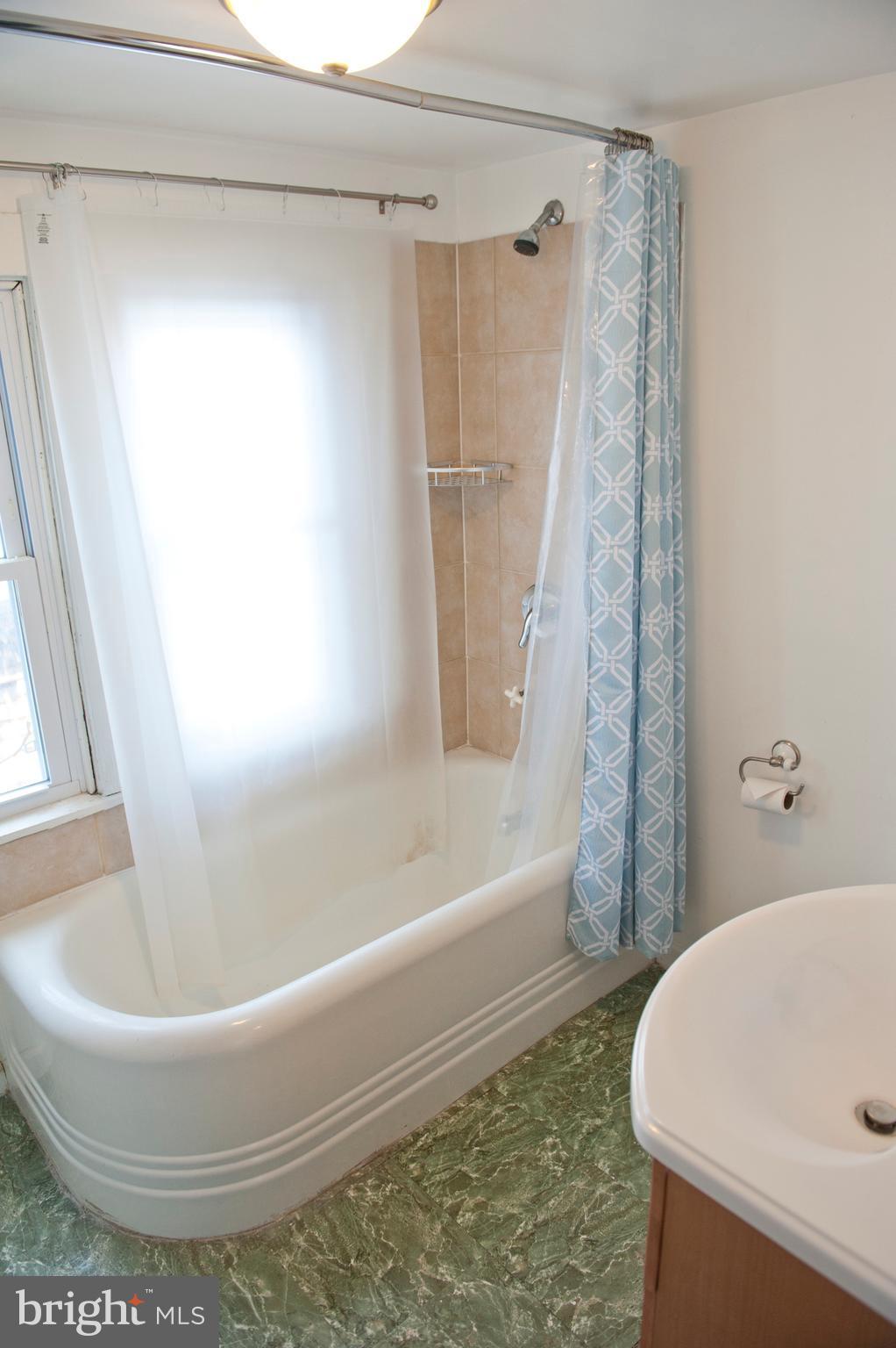 6105 York Road Baltimore, MD 21212 - Photo 20 of 24 a bathroom with a tub and a shower