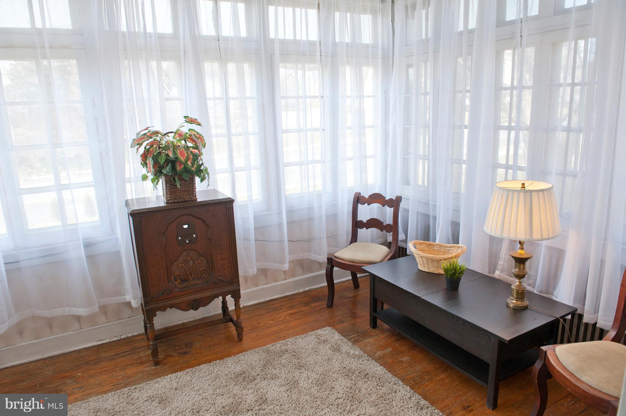 6105 York Road Baltimore, MD 21212 - Photo 3 of 24 a living room with furniture and a window