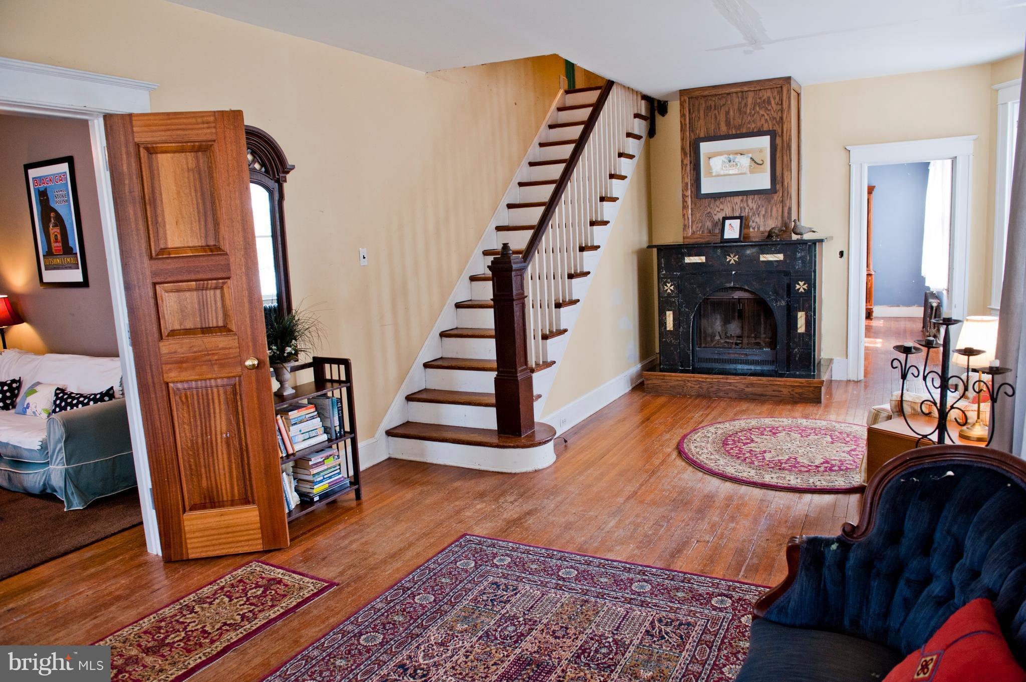 6105 York Road Baltimore, MD 21212 - Photo 4 of 24 a view of an entryway with workspace