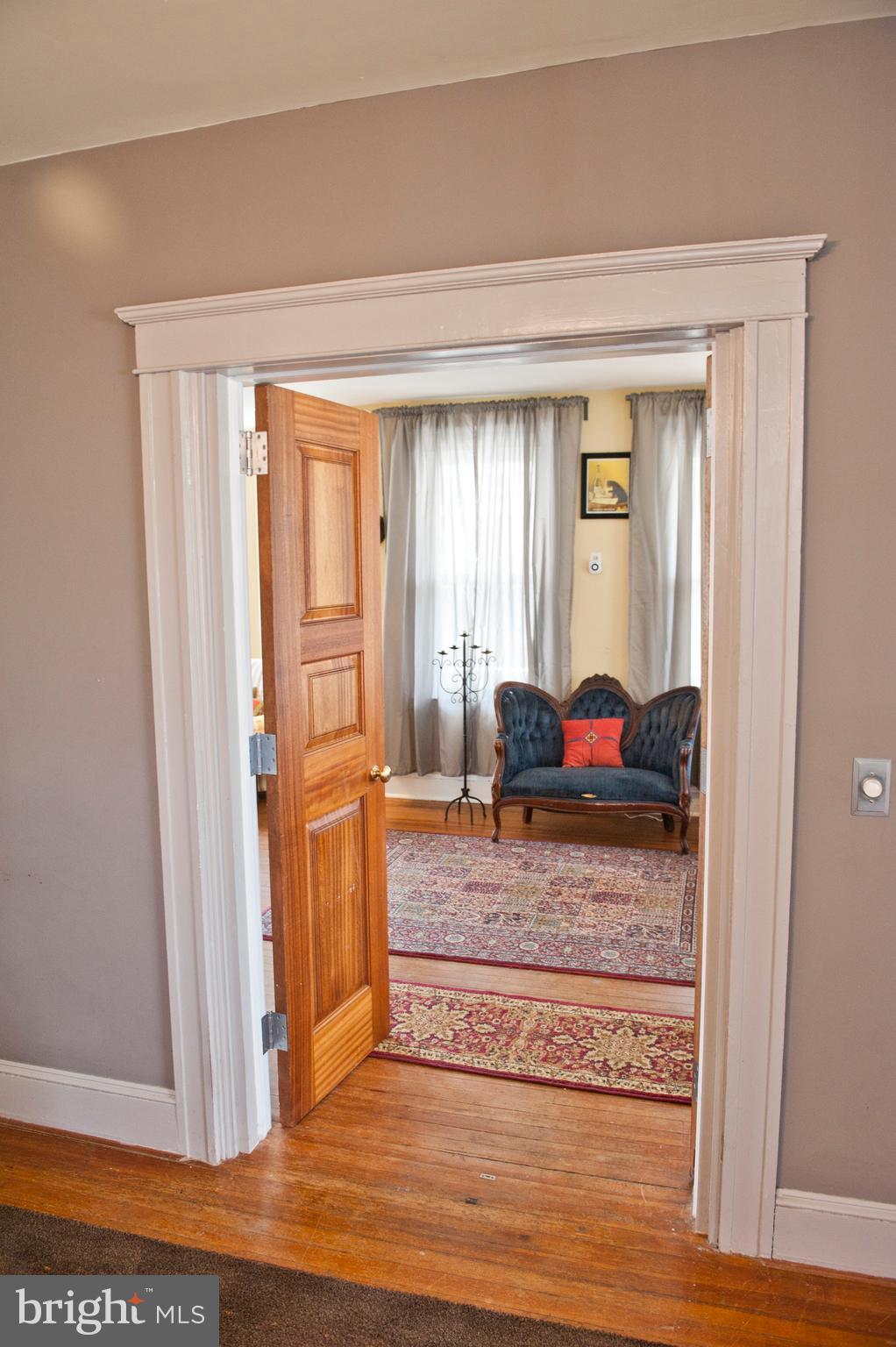 6105 York Road Baltimore, MD 21212 - Photo 7 of 24 a living room with furniture and a window