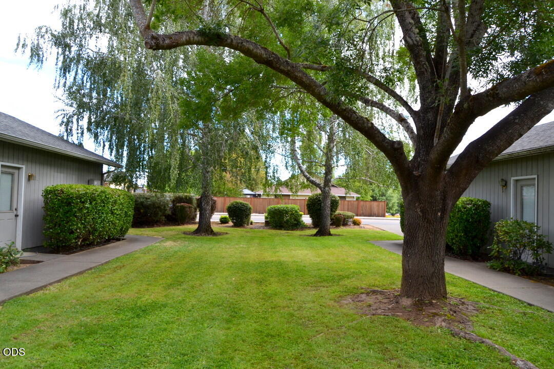 1636 Leonard Road, Unit A & B Grants Pass, OR 97527 - Photo 12 of 13