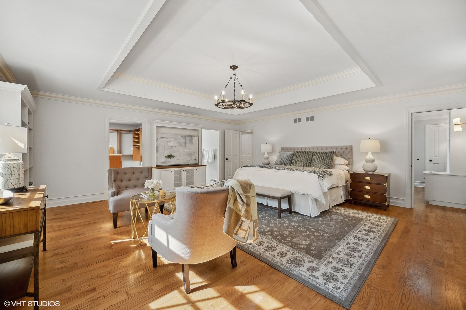 88 Abbotsford Road Winnetka, IL 60093 - Photo 29 of 46 a spacious bedroom with a bed a table and wooden floor