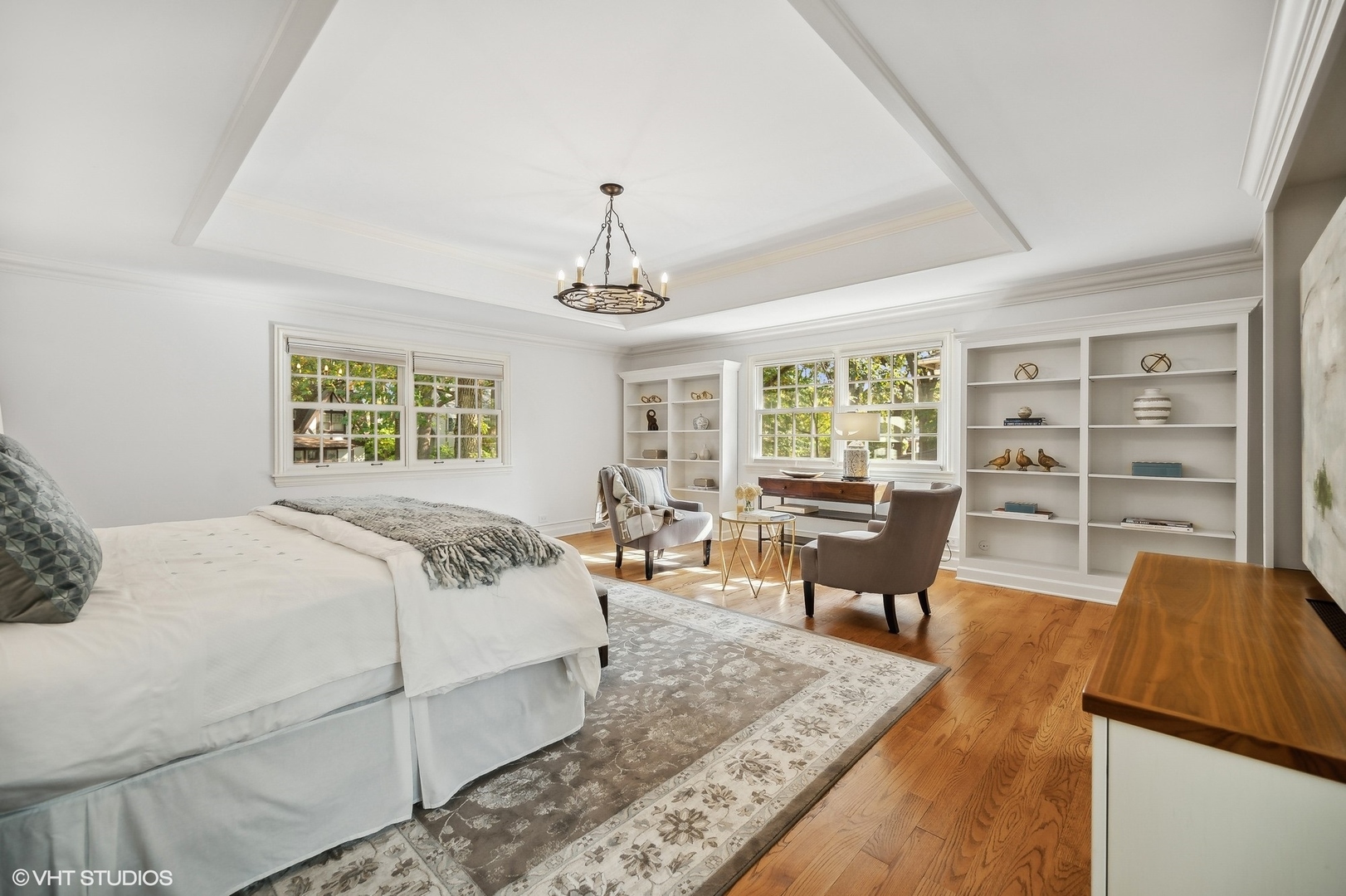 88 Abbotsford Road Winnetka, IL 60093 - Photo 30 of 46 a bedroom with a bed a table and chair