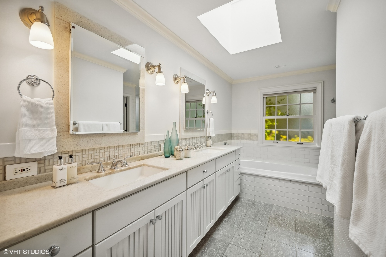 88 Abbotsford Road Winnetka, IL 60093 - Photo 31 of 46 a bathroom with a tub sink and mirror