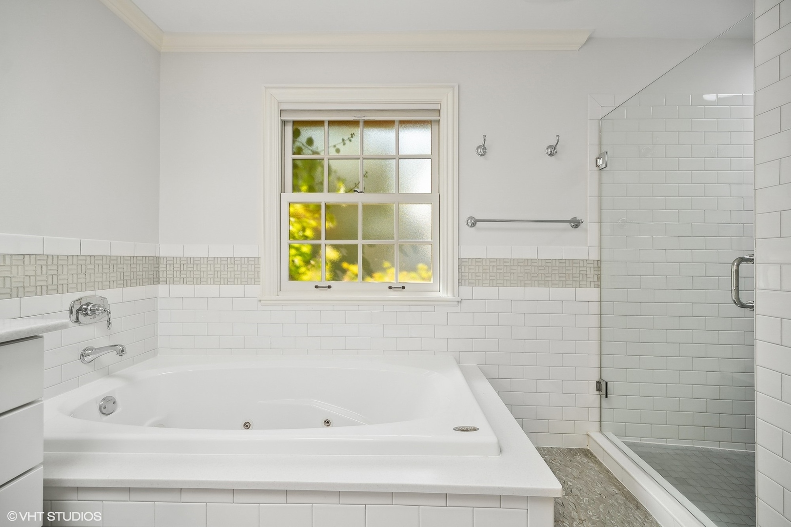 88 Abbotsford Road Winnetka, IL 60093 - Photo 32 of 46 a bathroom with a bathtub
