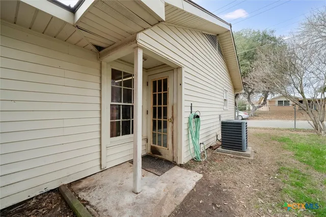 $180,000 | 103 Thompson Drive, Luling, TX 78648