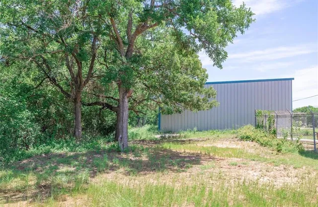 a view of a back yard