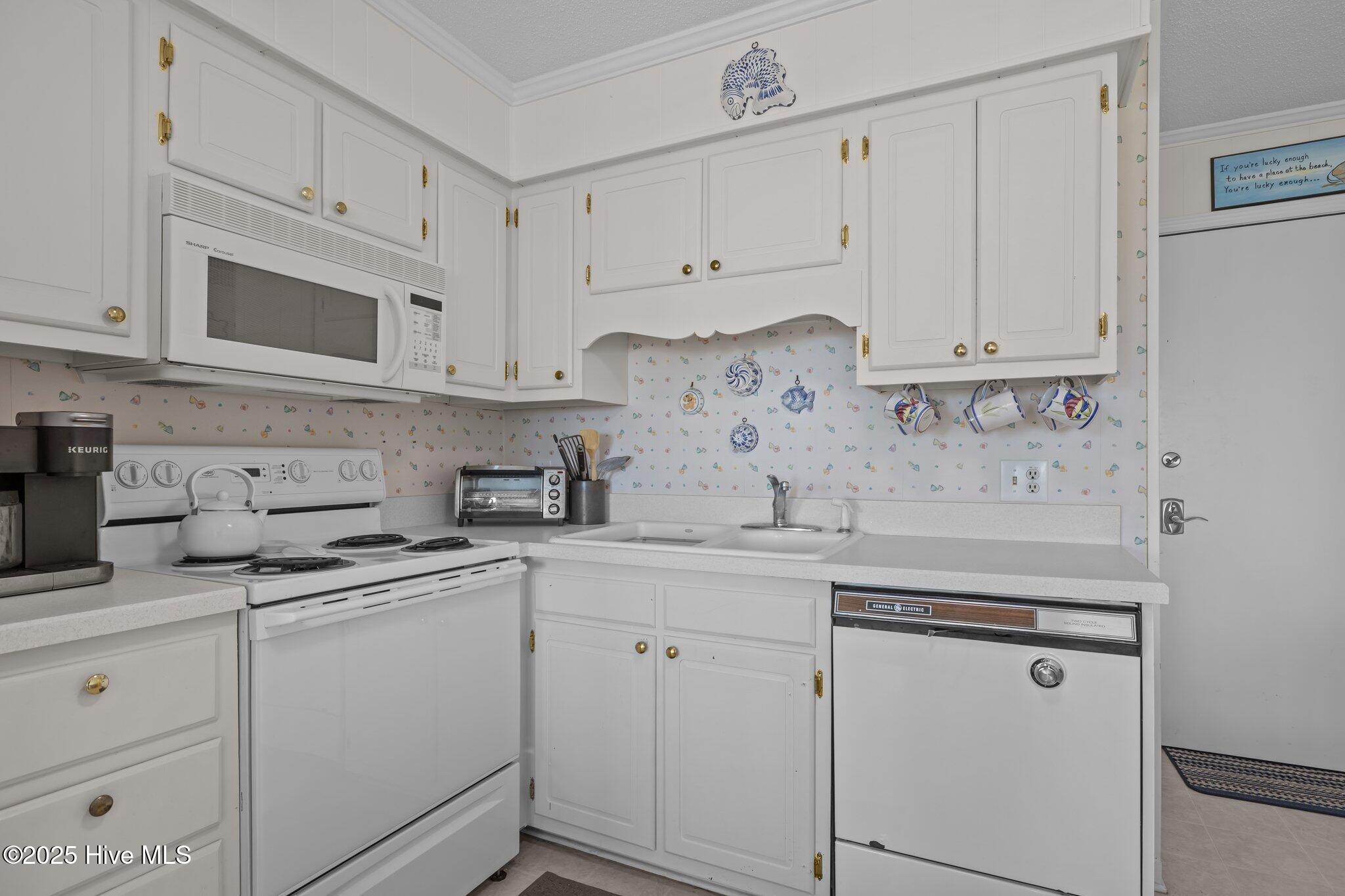 2008 East Fort Macon Road, Unit H13 Atlantic Beach, NC 28512 - Photo 25 of 40 Kitchen