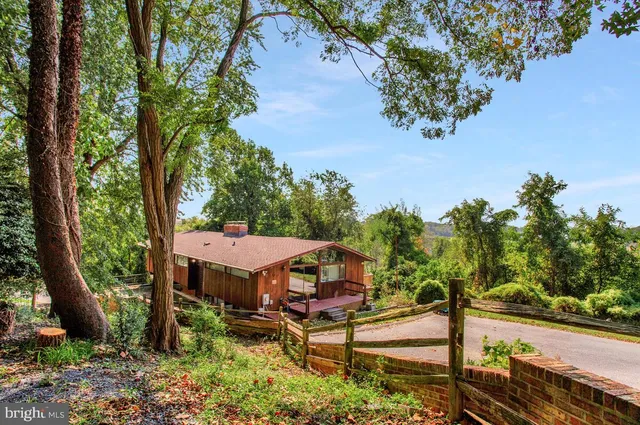 an aerial view of a house having yard