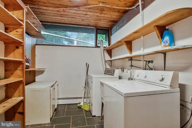 a view of a house with backyard and porch