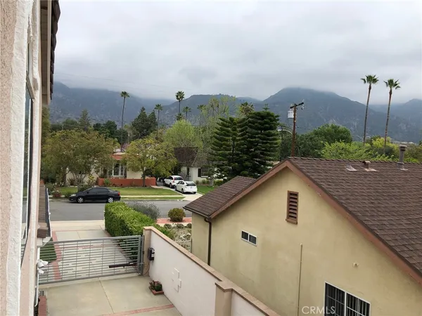 a view of a back yard