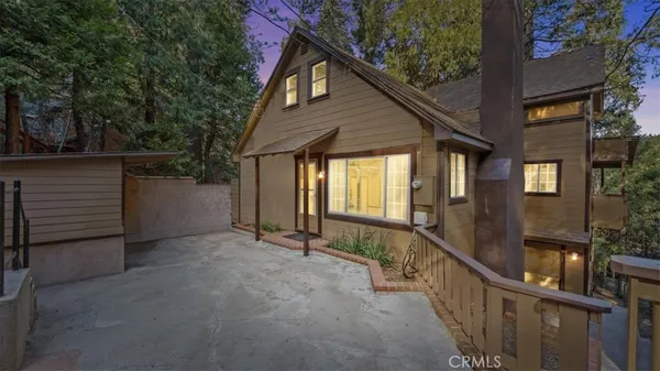 a view of an house with backyard and deck