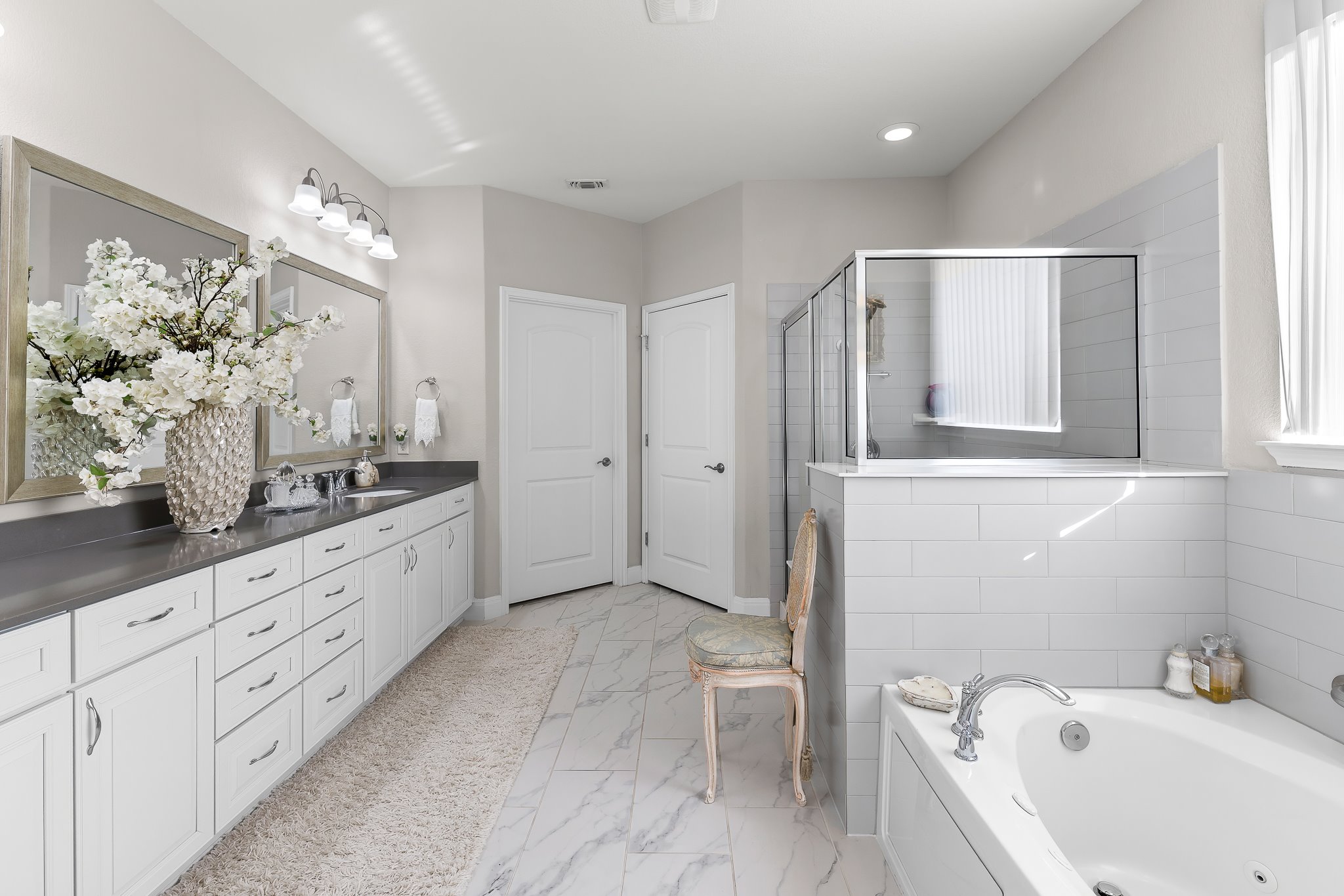 104 Marfa Cove Georgetown, TX 78633 - Photo 24 of 40 Primary bath with Jacuzzi tub