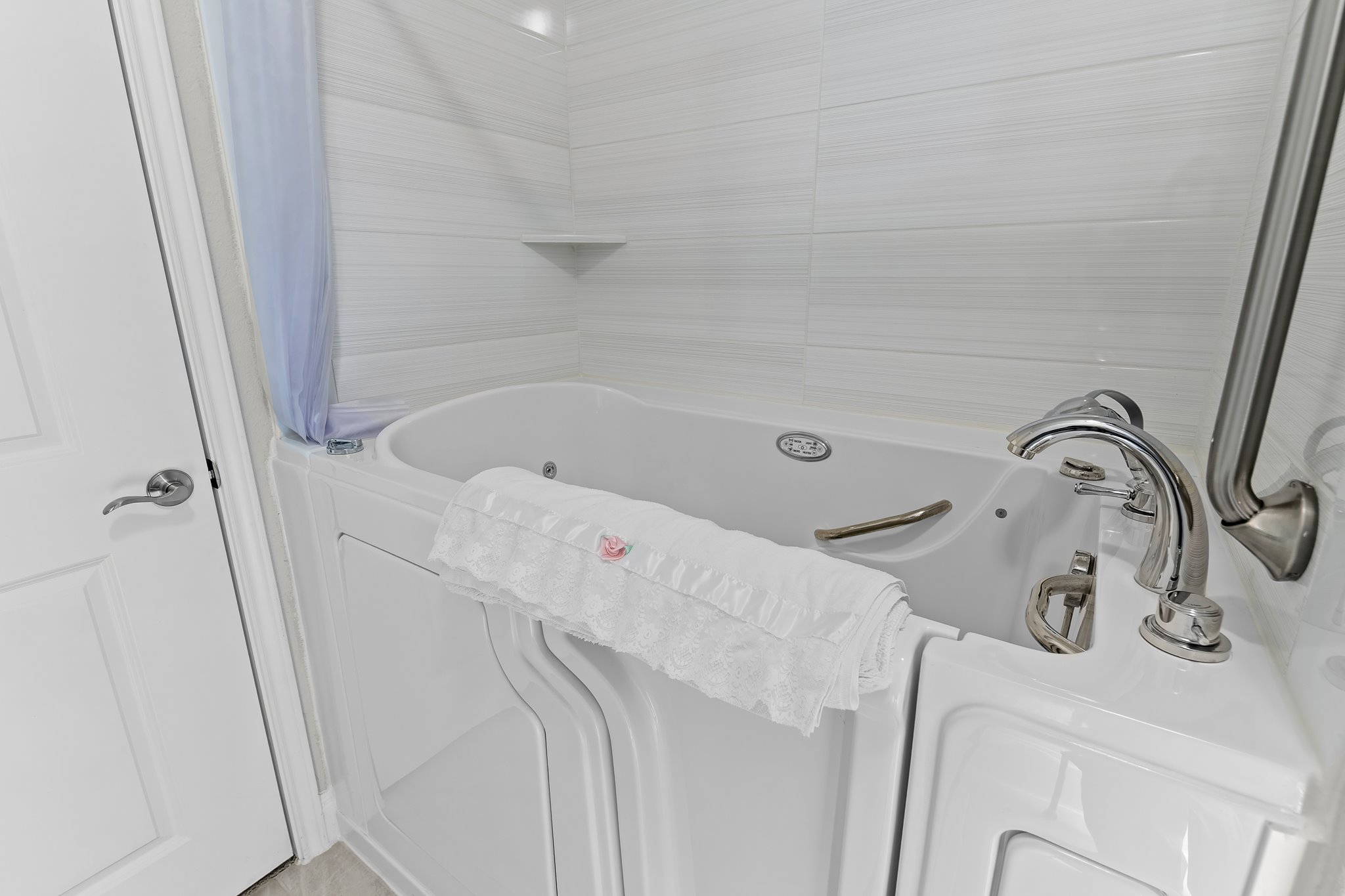 104 Marfa Cove Georgetown, TX 78633 - Photo 30 of 40 Walk-in Jacuzzi tub in the second ensuite