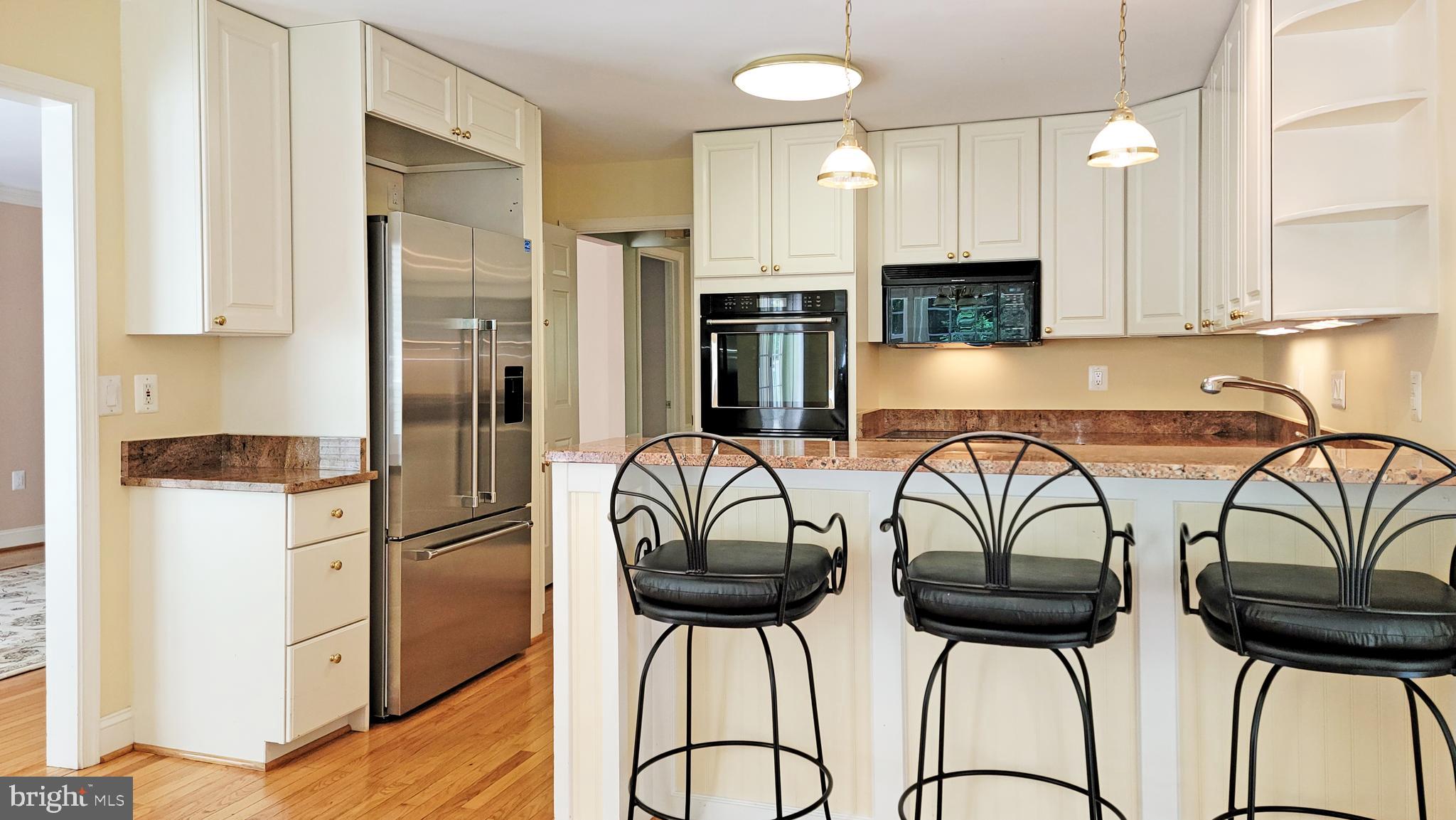 8219 Riding Ridge Place McLean, VA 22102 - Photo 29 of 79 BREAKFAST BAR