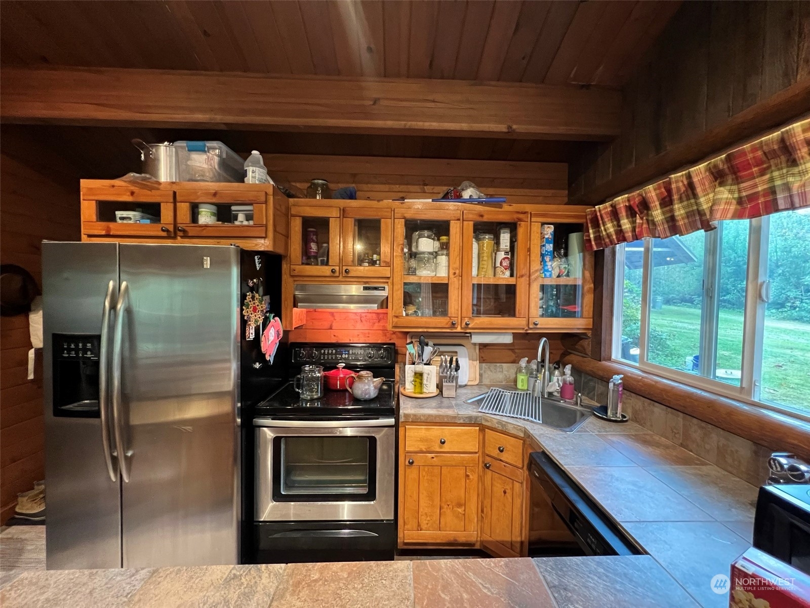 51614 South Riverside Road Gold Bar, WA 98251 - Photo 16 of 37 a kitchen with stainless steel appliances a stove and a refrigerator