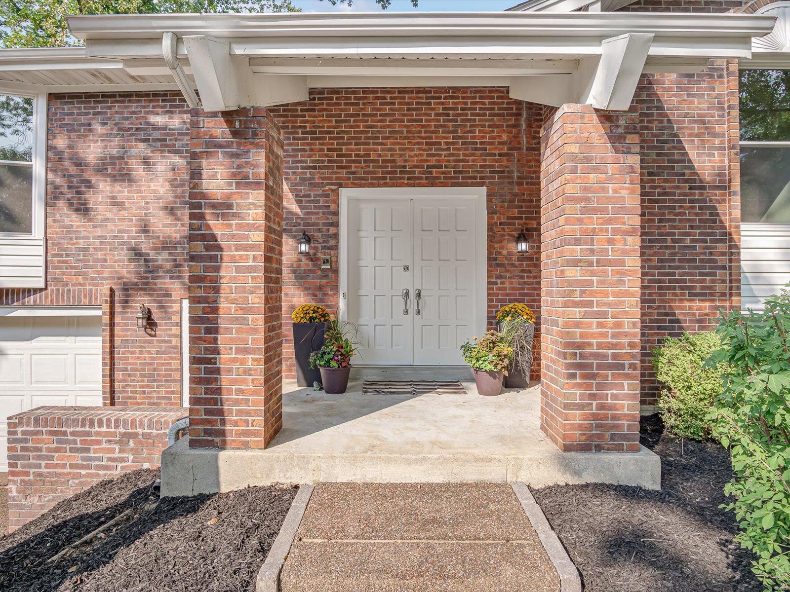 9122 Pardee Spur St. Louis, MO 63126 - Photo 2 of 44