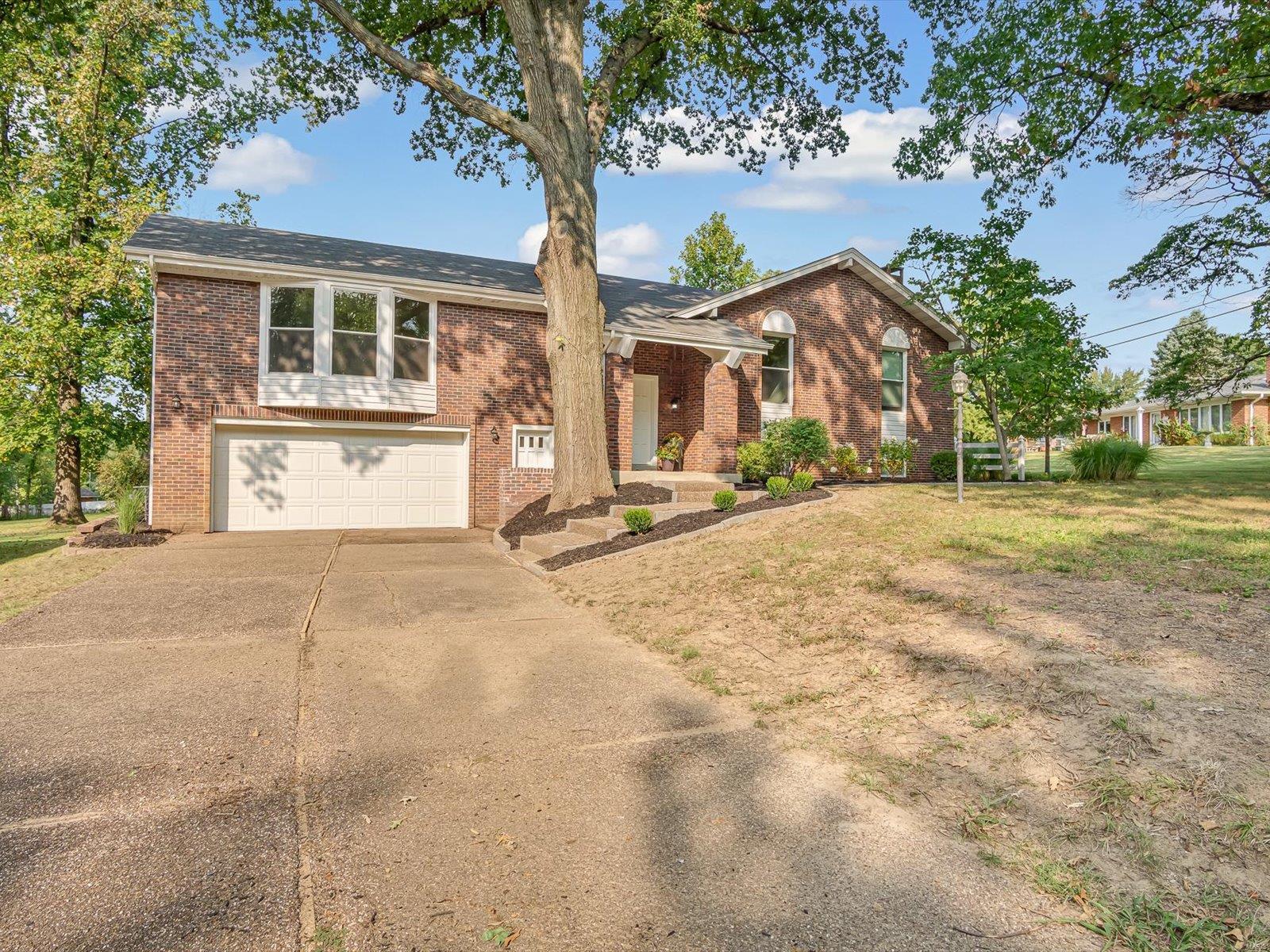 9122 Pardee Spur St. Louis, MO 63126 - Photo 3 of 44