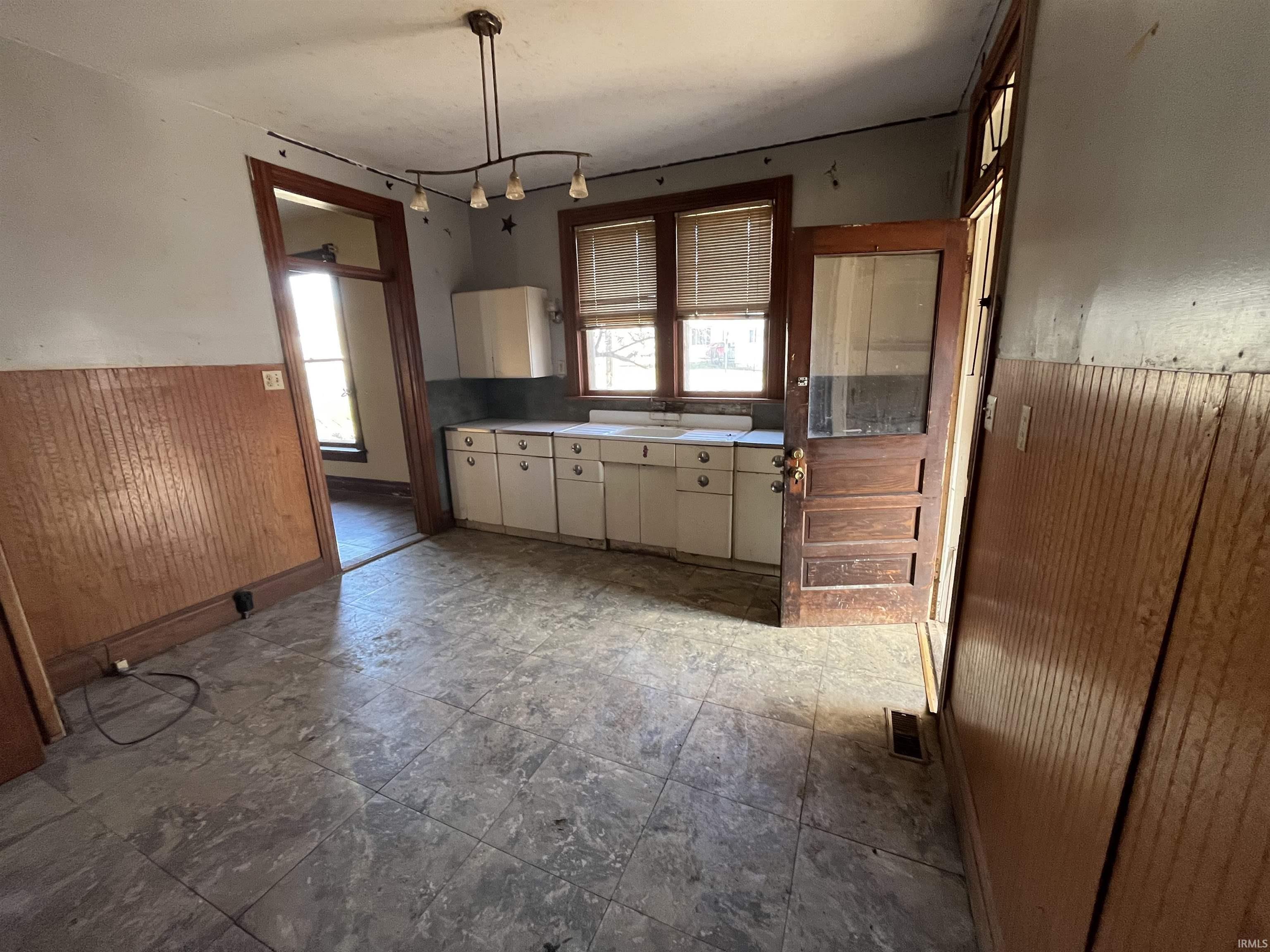 495 Manchester Avenue Wabash, IN 46992 - Photo 4 of 30