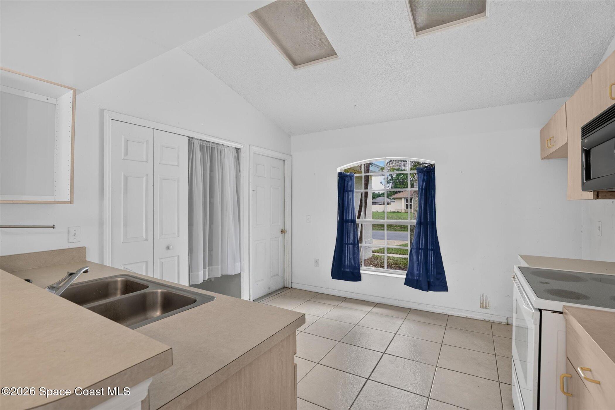 1091 Ray Road Southeast Palm Bay, FL 32909 - Photo 9 of 25 Kitchen
