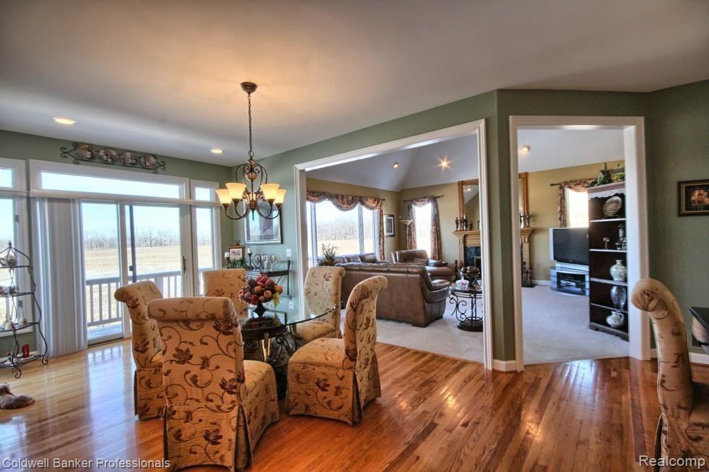 3876 Fawn Drive Rochester, MI 48306 - Photo 14 of 43 Large Breakfast area with Desk.