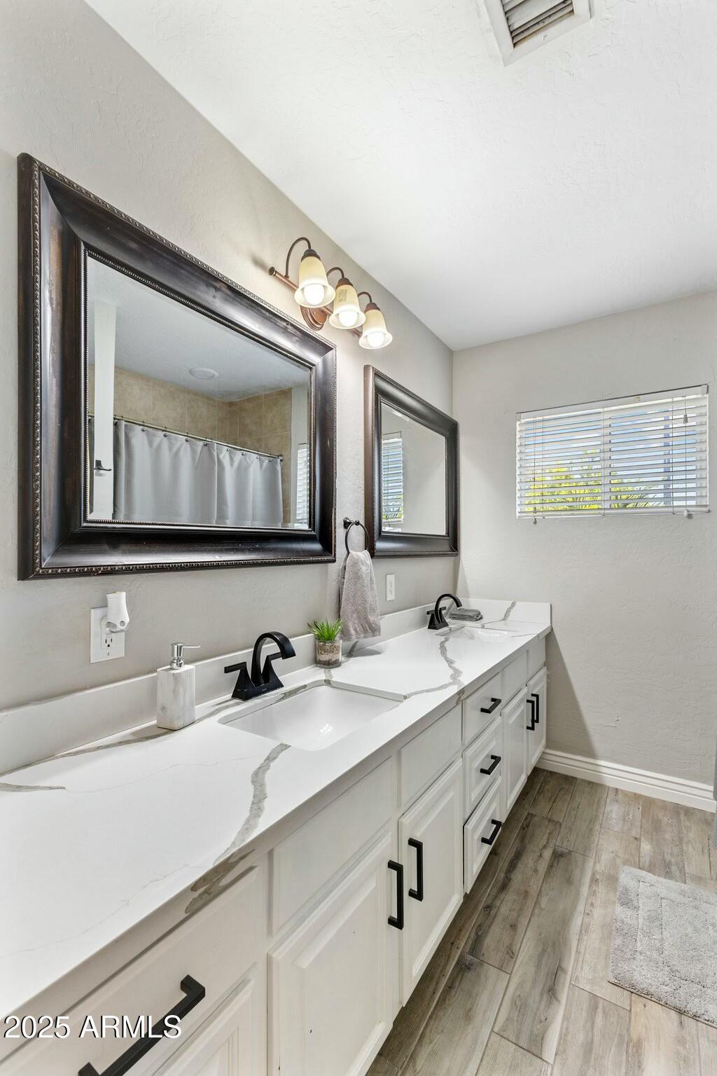 5320 East Thomas Road Phoenix, AZ 85018 - Photo 12 of 23 Hall Bath