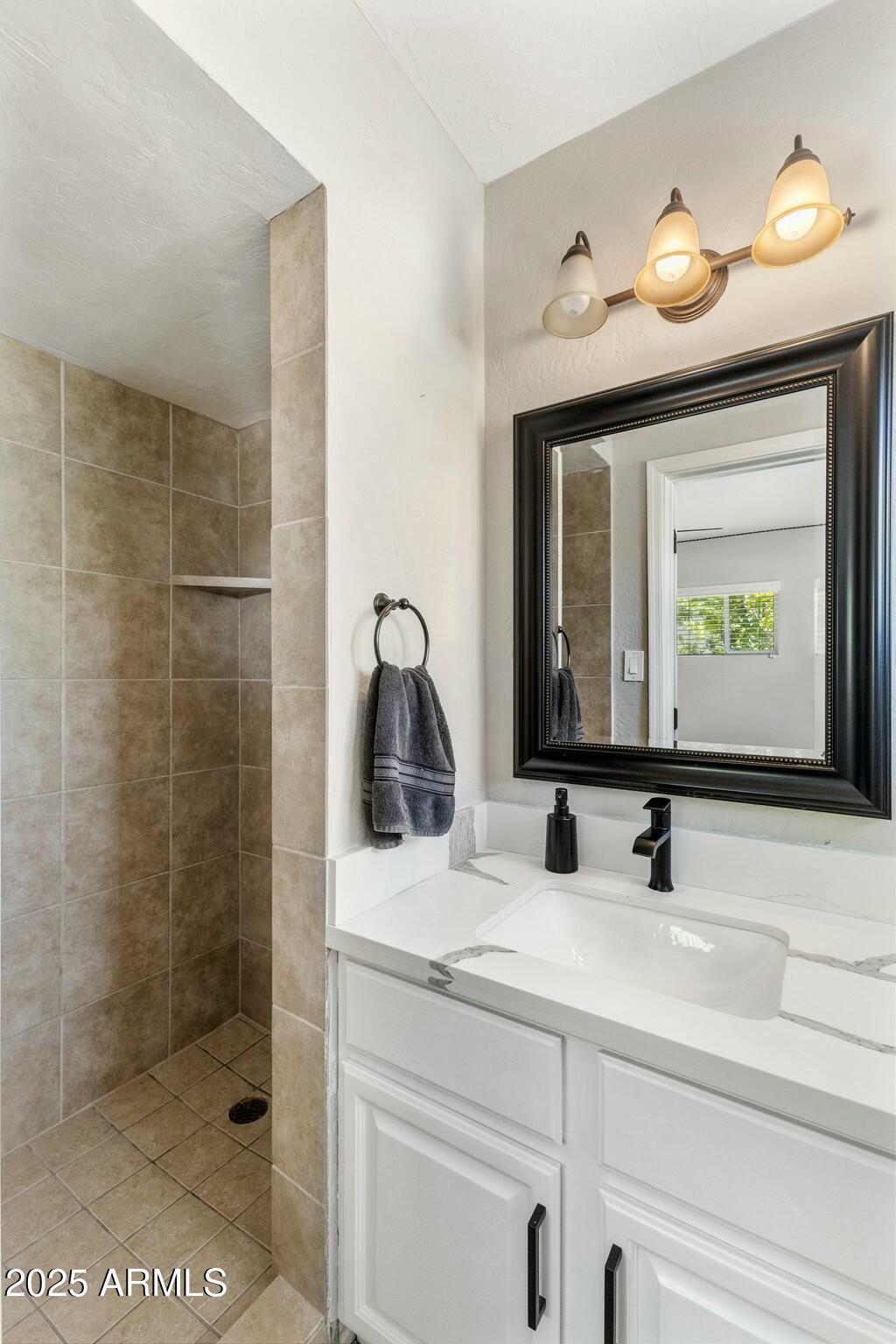 5320 East Thomas Road Phoenix, AZ 85018 - Photo 14 of 23 Junior Suite Bath