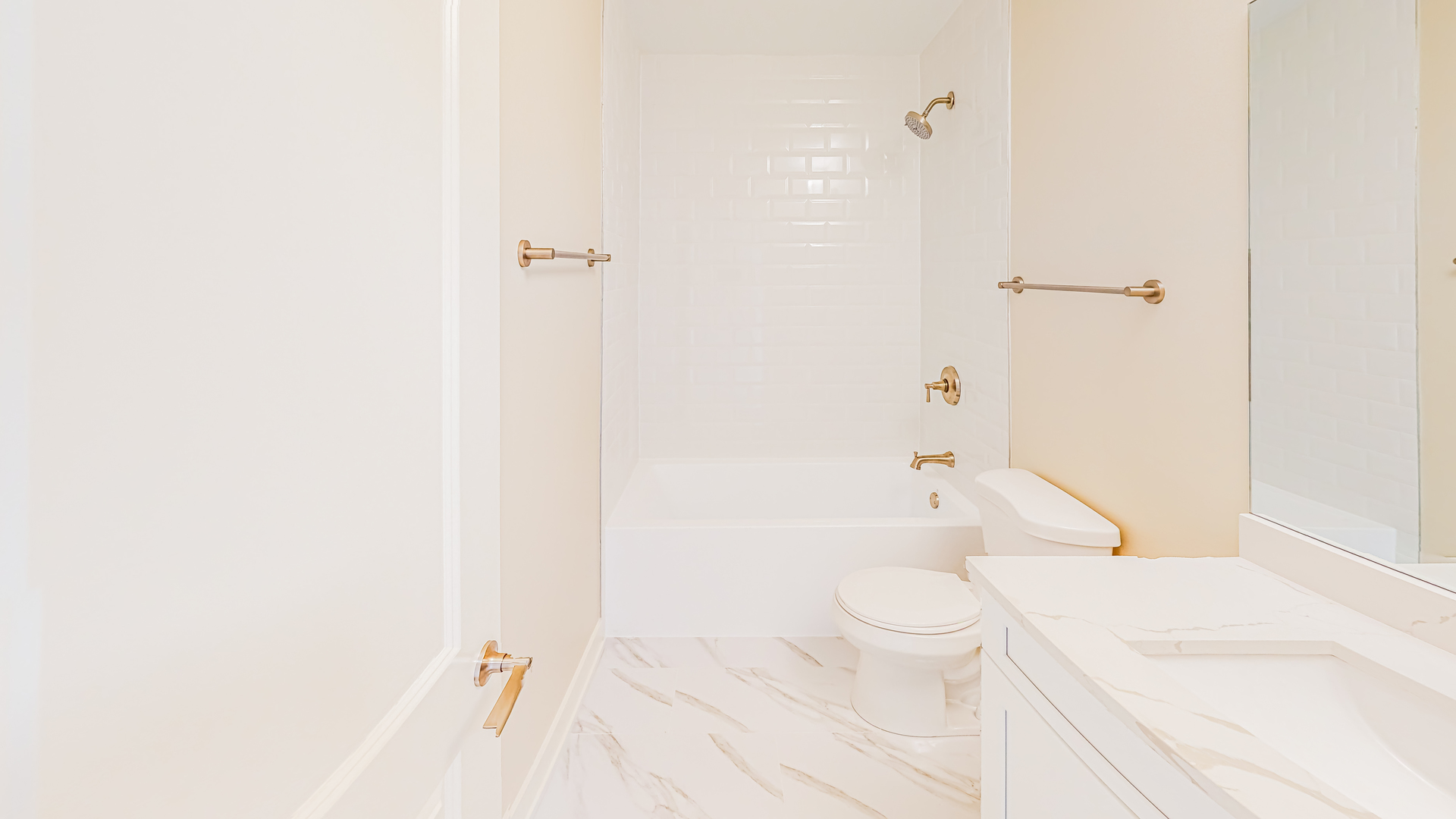 521 Highlands Parkway Itasca, IL 60143 - Photo 21 of 22 a bathroom with a sink a toilet and shower
