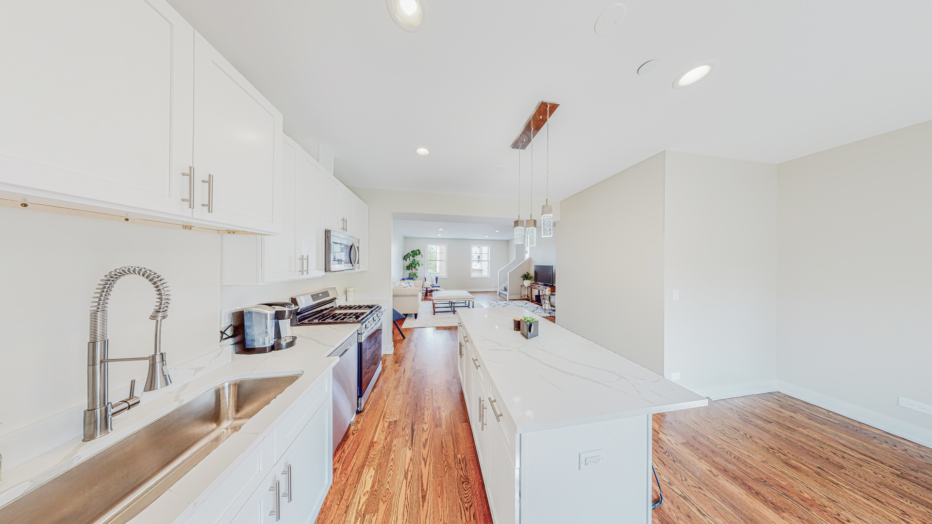 521 Highlands Parkway Itasca, IL 60143 - Photo 6 of 22 a very nice looking room with a large window