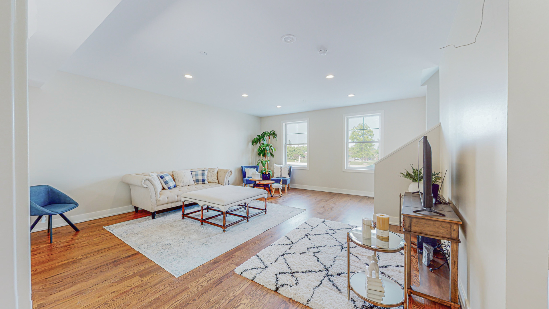 521 Highlands Parkway Itasca, IL 60143 - Photo 9 of 22 a living room with furniture and wooden floor