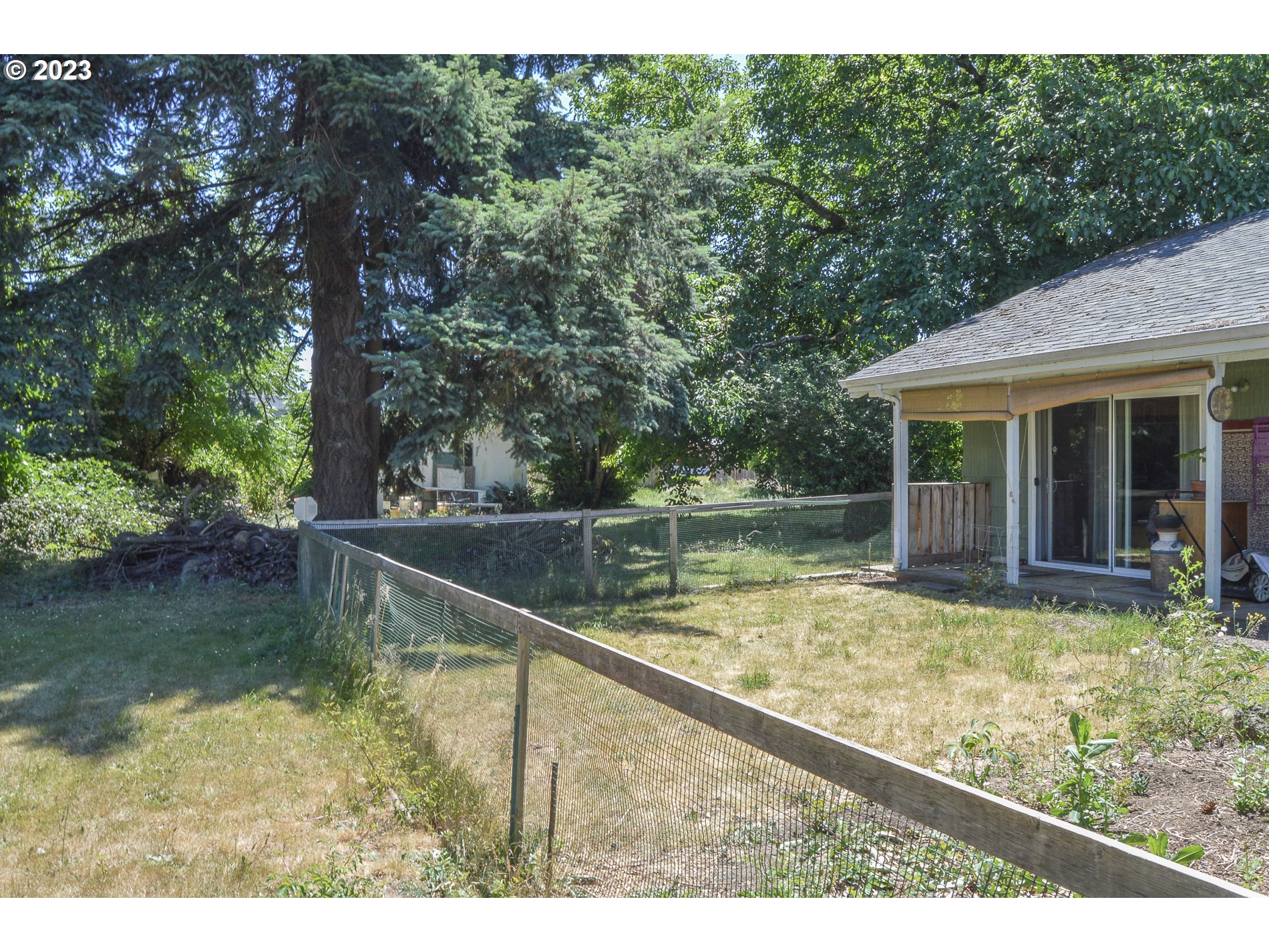 367 Hayden Bridge Way Springfield, OR 97477 - Photo 11 of 16 a view of a house with swimming pool and sitting area