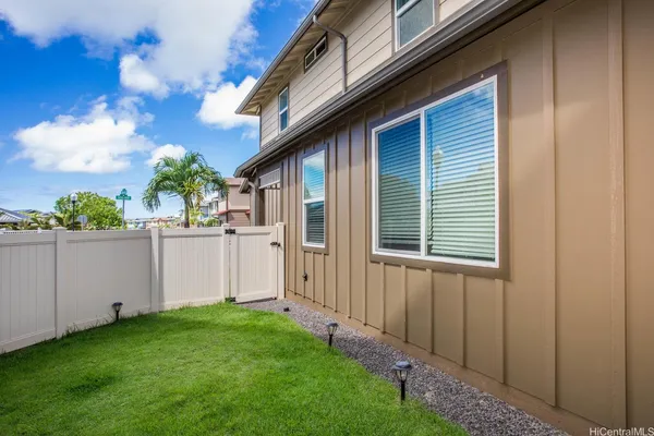 a view of a house with backyard and garden