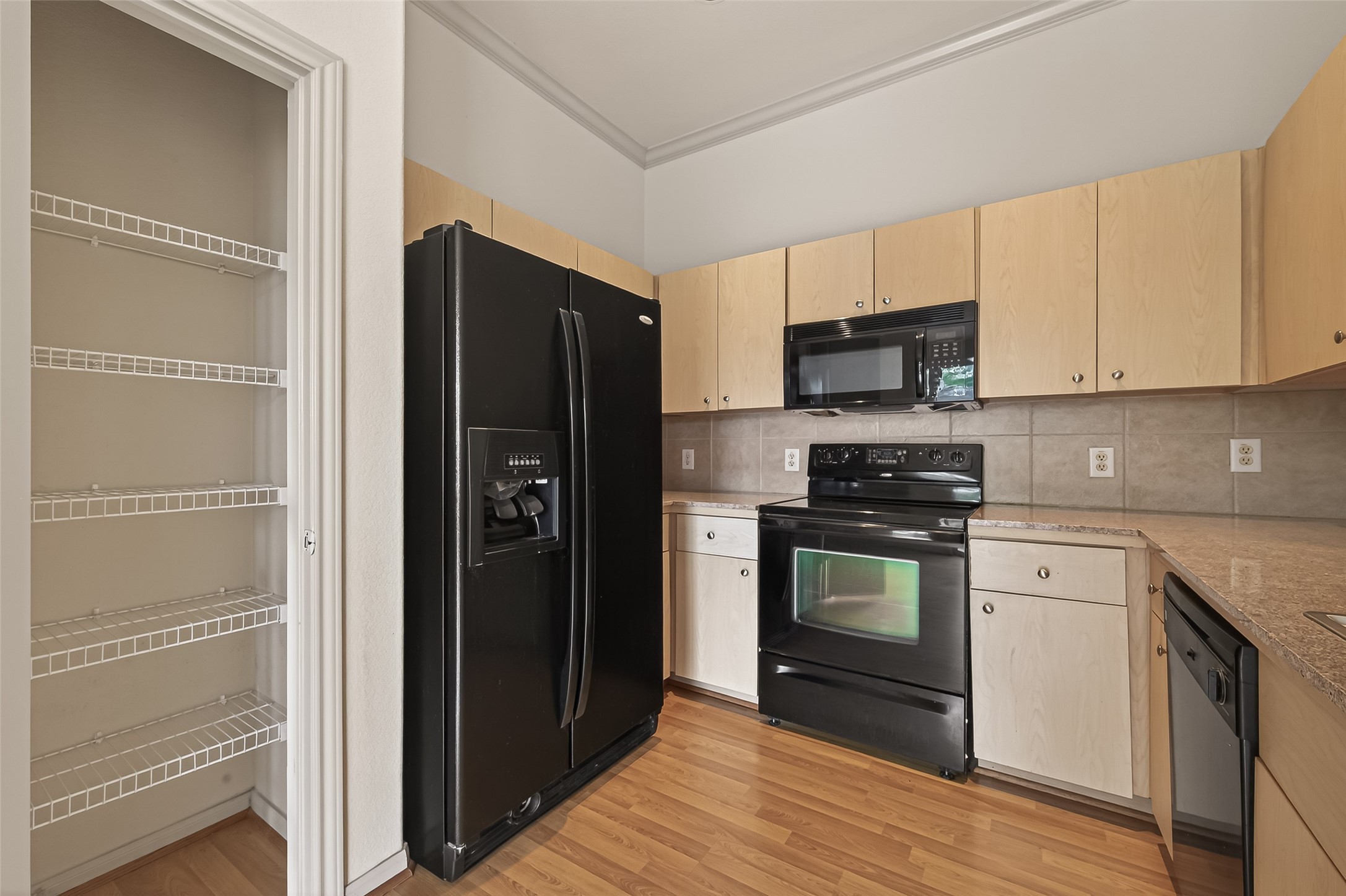 1441 East Street, Unit 308 Houston, TX 77007 - Photo 22 of 42 Kitchen flows seamlessly into the living and dining areas.