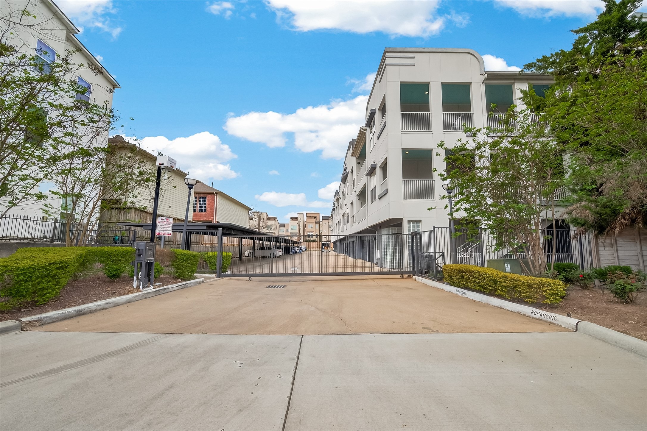 1441 East Street, Unit 308 Houston, TX 77007 - Photo 37 of 42 Direct gated access to White Oak Bayou Greenway Trail.