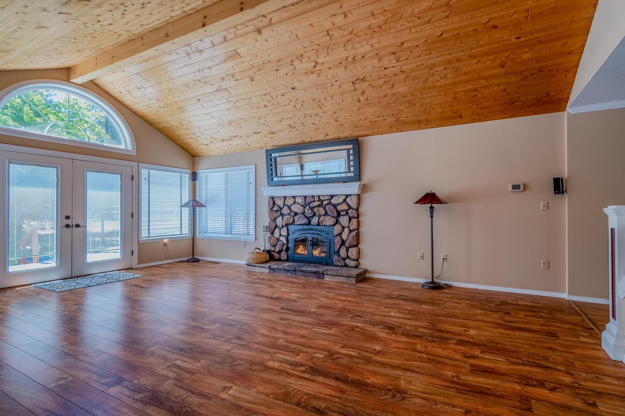 7888 Redthorne Road Rogue River, OR 97537 - Photo 11 of 48 Living Room 3