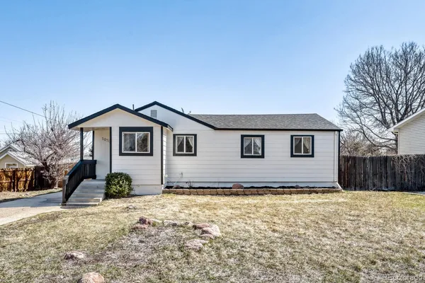 a house view with yard