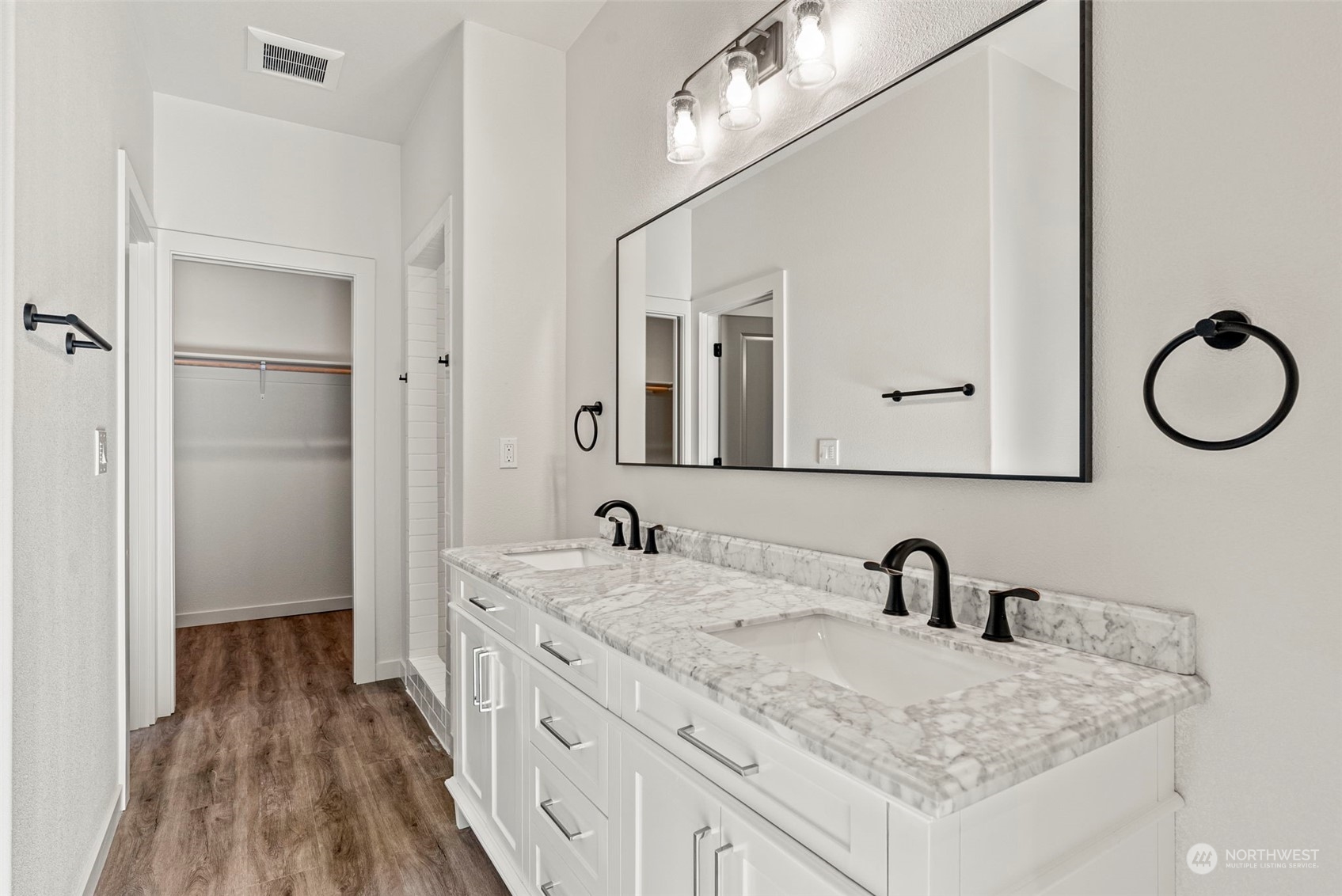 147 Hunter Road Longview, WA 98632 - Photo 19 of 31 a bathroom with a sink and a mirror