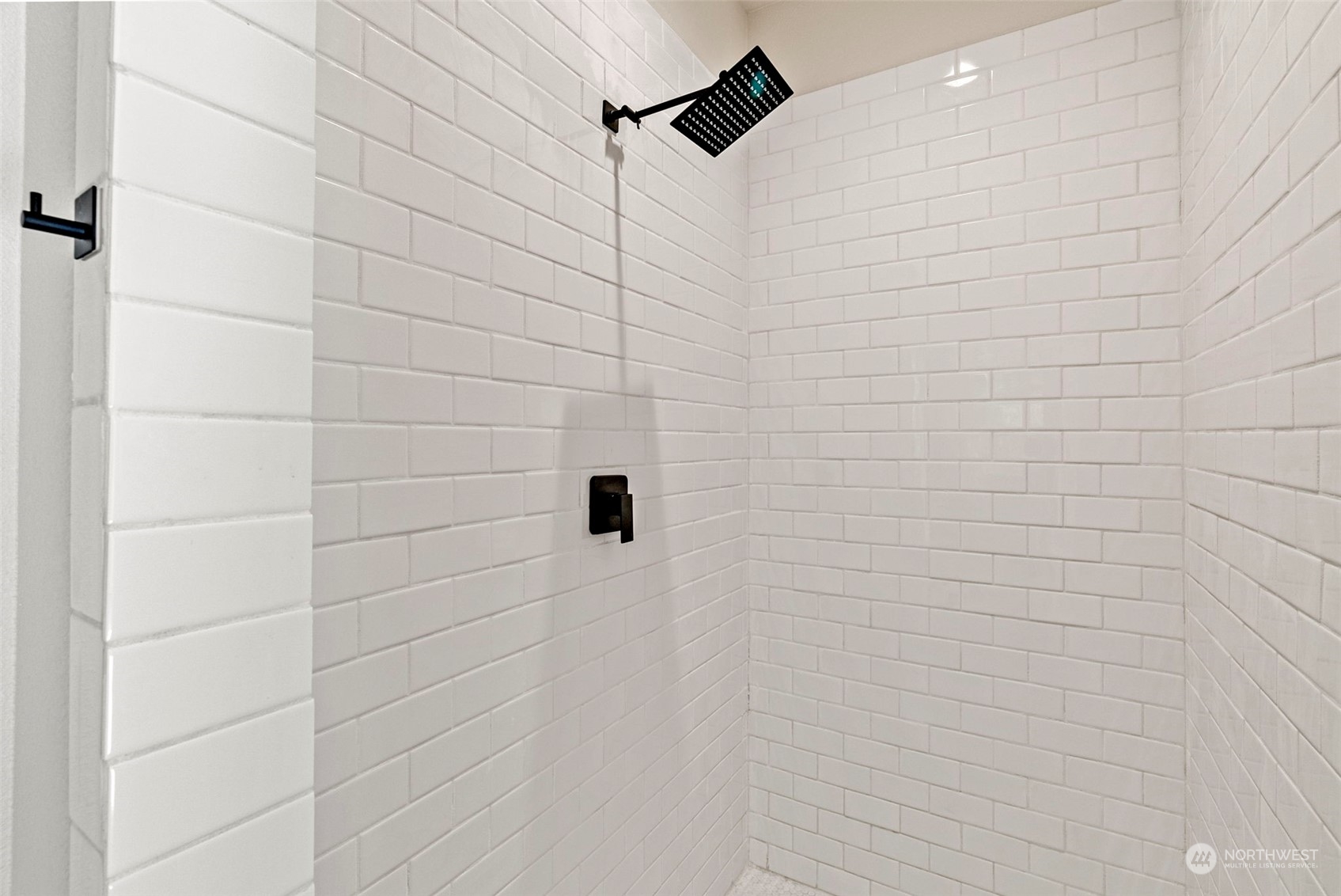 147 Hunter Road Longview, WA 98632 - Photo 20 of 31 a bathroom with a shower