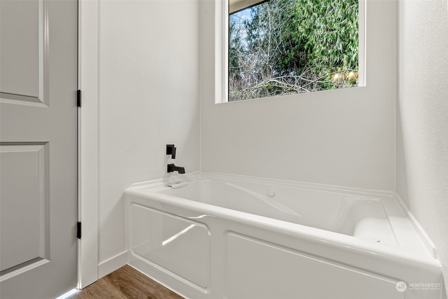 147 Hunter Road Longview, WA 98632 - Photo 21 of 31 a bathroom with a bathtub