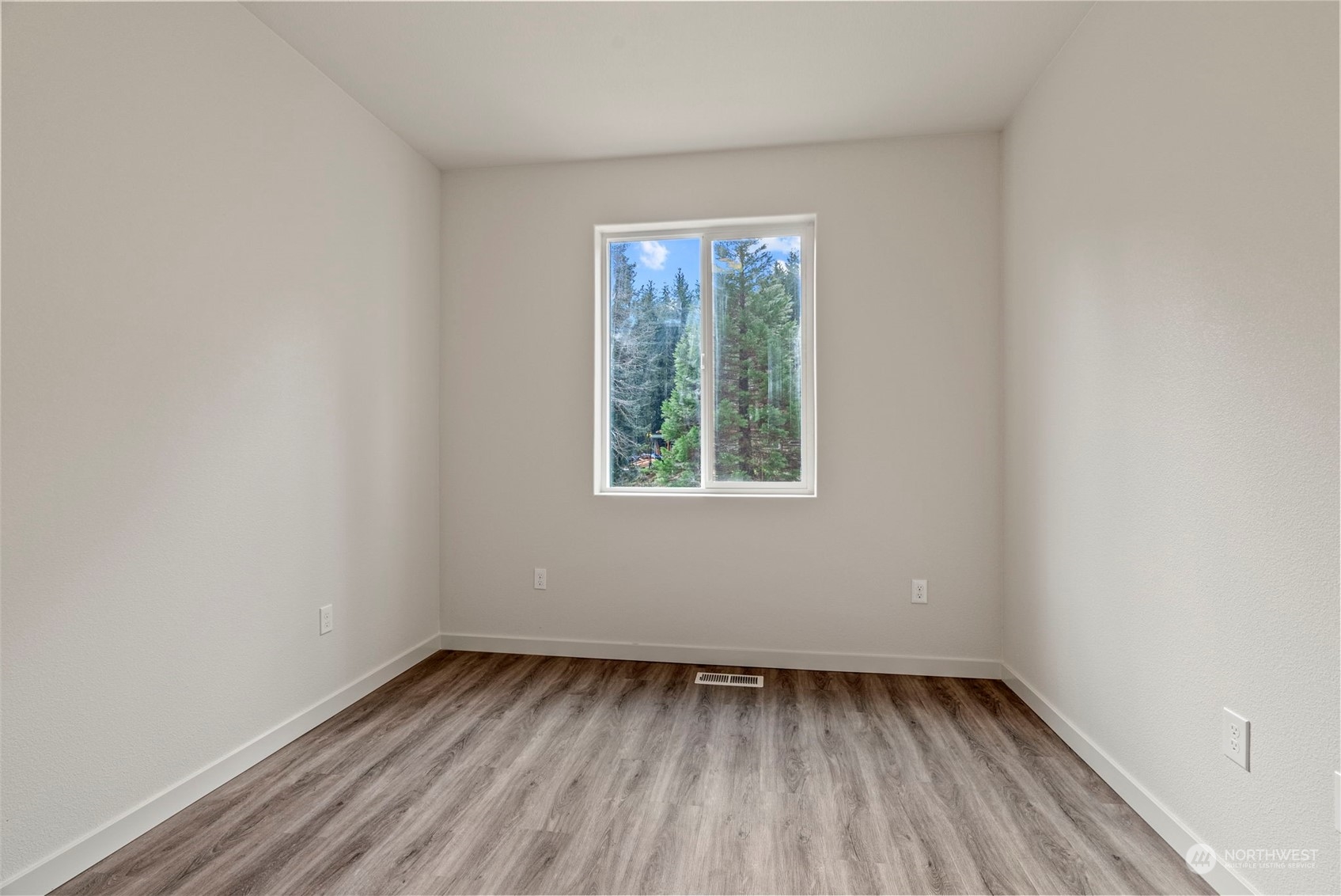 147 Hunter Road Longview, WA 98632 - Photo 23 of 31 an empty room with a window