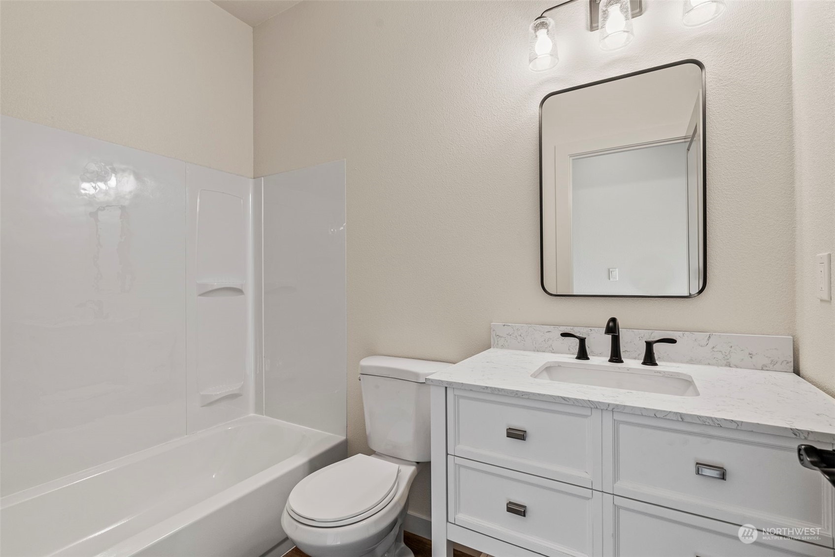 147 Hunter Road Longview, WA 98632 - Photo 24 of 31 a bathroom with a toilet a sink a mirror a bathtub and vanity